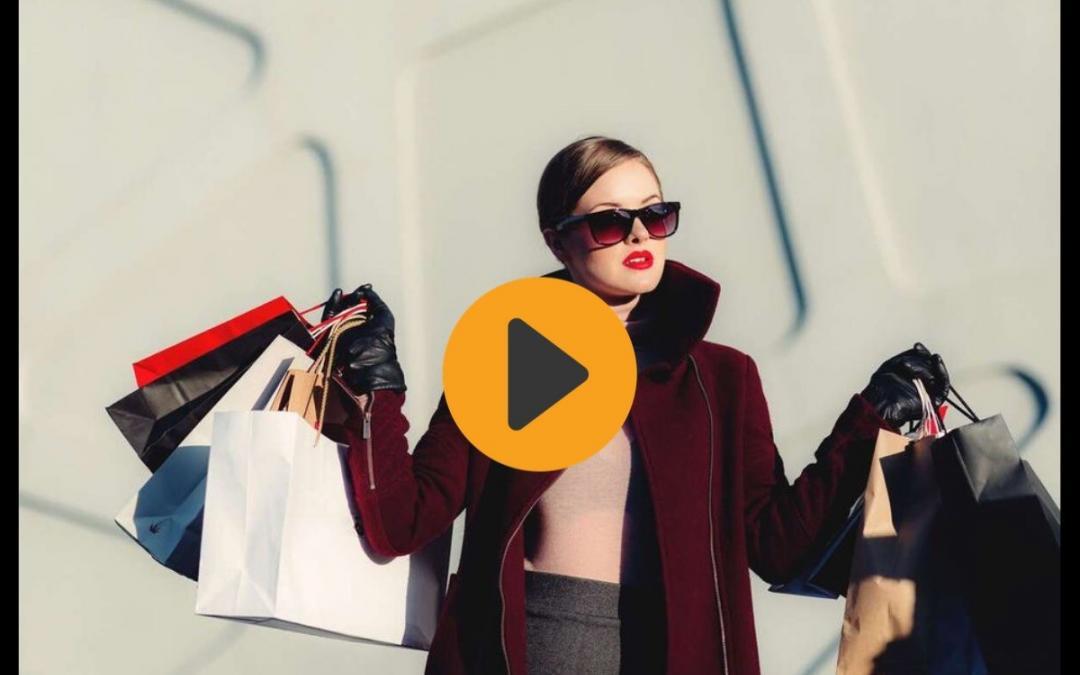 Femme portant des sacs de shopping avec bouton play video pour illustrer l'article VIDEO COMMERCE de la Cle du digital
